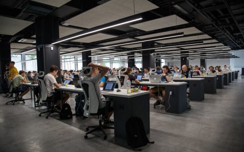 ai服装海报作图工具怎么选？电商上新与模特图设计指南